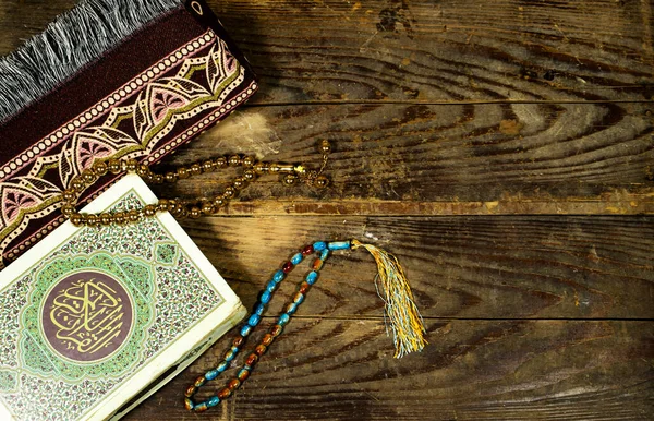 Libro Del Corán Rosario Negro Alfombra Oración Ramadán Kareem Tarjeta —  Fotos de Stock