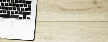 Modern alüminyum bilgisayar klavyesi ahşap arkaplanda izole edildi