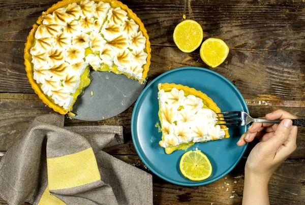 Женщина Ест Домашний Лимонный Пирог Лимонными Фруктами — стоковое фото
