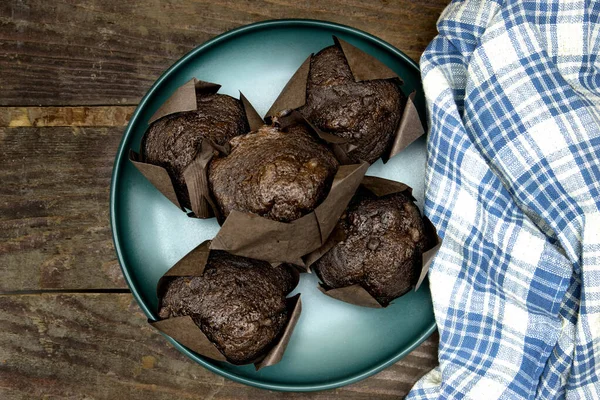Domácí Čokoládové Muffiny Nebo Madeleine Zeleném Talíři Dřevěném Stole — Stock fotografie
