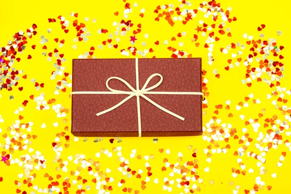 Prostokątne Pudełko Konfetti Żółtym Tle Walentynki Lub Święta Bożego Narodzenia — Zdjęcie stockowe