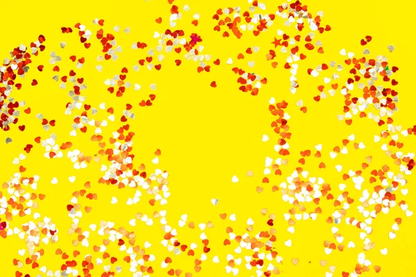 Coração Vermelho Branco Forma Confete Fundo Amarelo Dia Dos Namorados — Fotografia de Stock