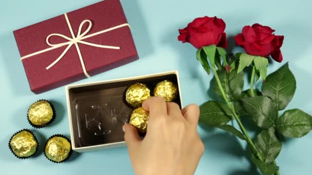 Yapımı Çikolatalı Şekerlemeleri Hediyeye Içinde Kırmızı Güller Olan Hediye Kutusuna — Stok video