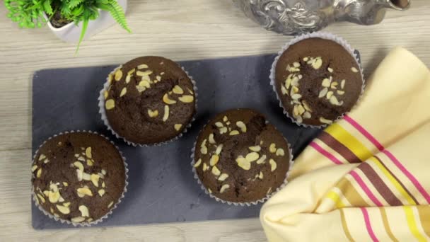 Frau Isst Schokolade Nüsse Muffins Auf Tafel Arabische Teekanne Auf — Stockvideo
