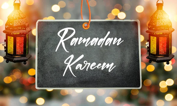 Hängande Chalkboard Med Glad Ramadan Koncept Prydnad Arabiska Lykta Med — Stockfoto