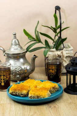 Geleneksel ev yapımı Arap tatlıları (tatlı kadaif, kunafa, baklava), raamadan kareem konsepti 