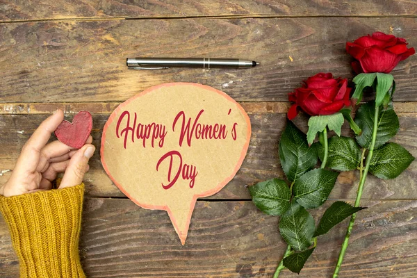 バレンタインや女性のための赤いバラの花 空のチャットバブルカートンカードと小さな木製の心を持つ手の女性と母の日 — ストック写真