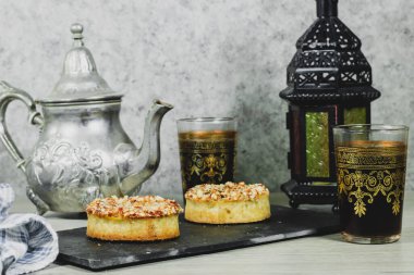 Ev yapımı bademli turta, tart ve Arap çayı, fener. ramadan kareem kavramı