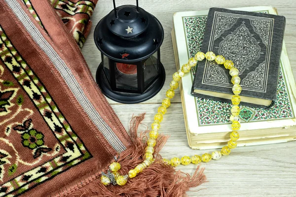 Linterna Árabe Ornamental Rosario Amarillo Alfombra Oración Libro Sagrado Con —  Fotos de Stock