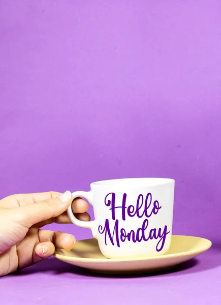 Mujer Sosteniendo Una Taza Café Negro Hola Concepto Del Lunes — Foto de Stock