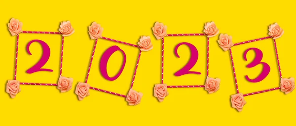 ピンクと赤のバラのデザイン誕生日の藁と幸せな新年2023年のコンセプト — ストック写真