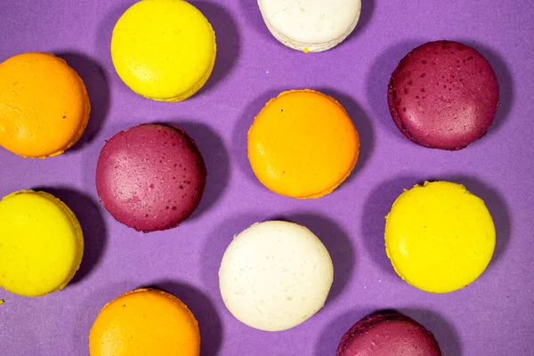 Francés Colorido Macaron Cookies Aisladas Sobre Fondo Púrpura — Foto de Stock