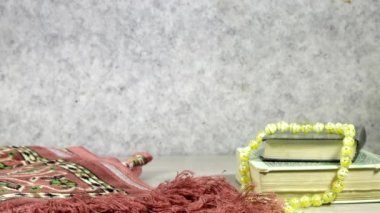 Arapça süslemeli fener tutan el feneri, seccade ve Arapça yazı yazan kutsal kitap Ramazan Mübarek 'i işaret ediyor. Çevirisi: Mutlu ve Kutsal Ramazan. Müslümanlar için oruç tutma ayı