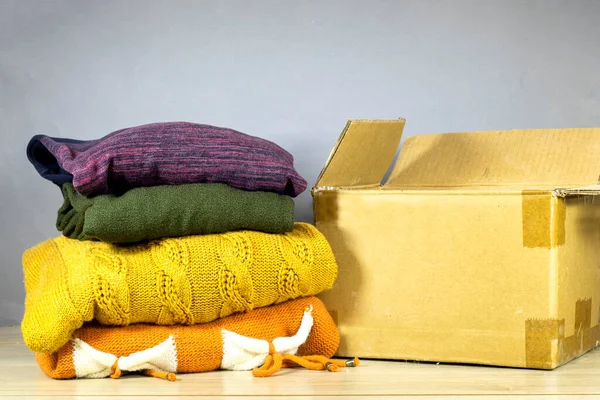 Savaş mağdurlarının bağışlanması, toplanması ve desteklenmesi, insanlara yardım edilmesi ve yardım edilmesi için kullanılmış giysilerle dolu bir kutu.