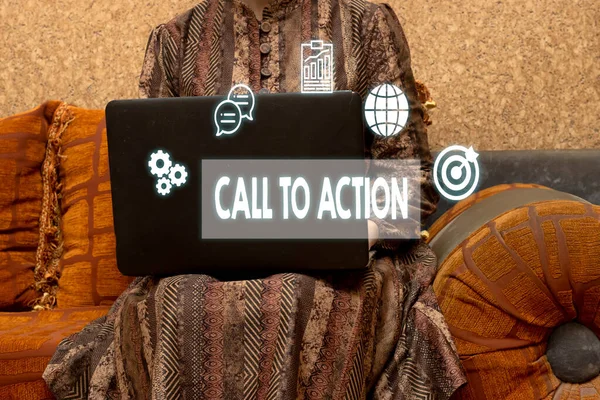 Mujer Sentada Sala Morocco Uso Ordenador Portátil Con Call Action — Foto de Stock