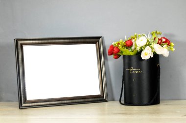 Boş ahşap çerçeve fotoğraf ahşap masa üzerinde çiçek buketi ile 