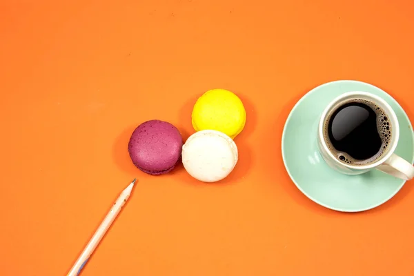 Xícara Café Com Macaron Colorido Lápis Fundo Laranja Olá Conceito — Fotografia de Stock