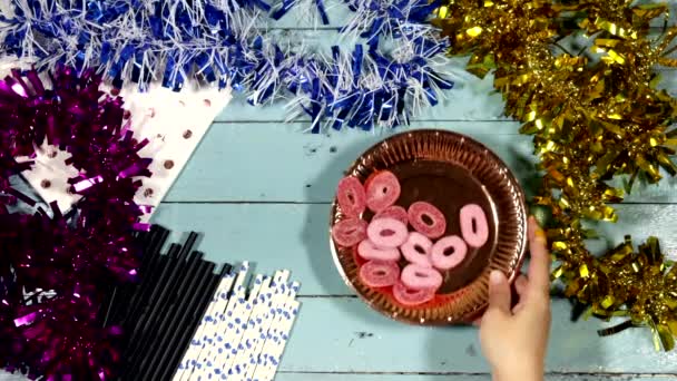 Γενέθλια Έννοια Κόμμα Πολύχρωμο Tinsel Αναλώσιμες Κούπες Και Πιάτο Καλαμάκια — Αρχείο Βίντεο