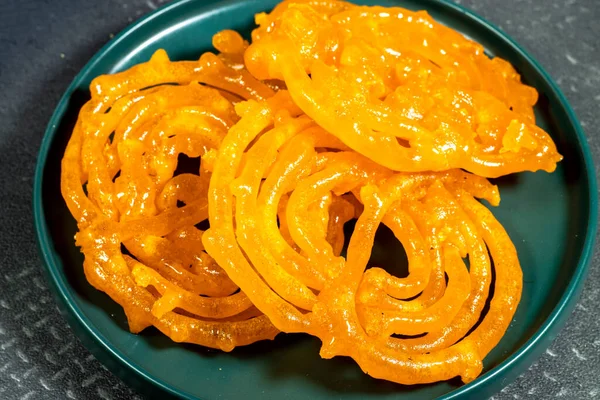 Cezayir 'de adı Zlabi olan Jalebi olan tatlı yemekler un, yoğurt, bal ve diğer malzemelerle hazırlanır.