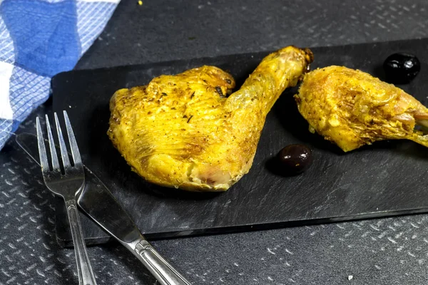 Grilled Chicken Thighs Black Plate Olive — ストック写真