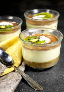 Ev yapımı vanilya ve çikolatalı tereyağlı kurabiye ve kivi ve hindistan cevizli puding.