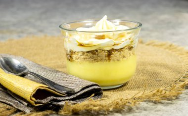 Bardakta puding ya da cheesecake tatlısı. Bisküvi, vanilya kreması ve Chantilly ile basit ve lezzetli. 