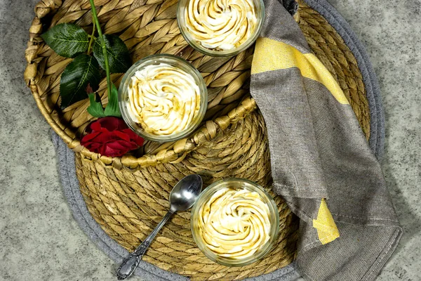 Bardakta puding ya da cheesecake tatlısı. Bisküvi, vanilya kreması ve Chantilly ile basit ve lezzetli.