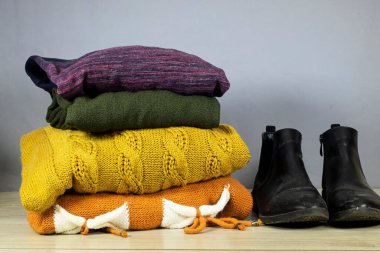 Savaş mağdurlarının bağışlanması, toplanması ve desteklenmesi, insanlara yardım edilmesi ve yardım edilmesi için kullanılmış giysilerle dolu bir kutu.