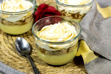 Bardakta puding ya da cheesecake tatlısı. Bisküvi, vanilya kreması ve Chantilly ile basit ve lezzetli.