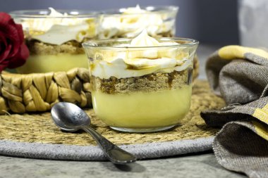 Bardakta puding ya da cheesecake tatlısı. Bisküvi, vanilya kreması ve Chantilly ile basit ve lezzetli.