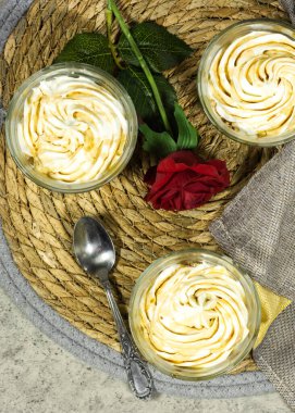 Bardakta puding ya da cheesecake tatlısı. Bisküvi, vanilya kreması ve Chantilly ile basit ve lezzetli.