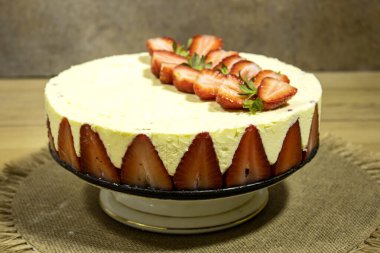 Çilekli ve vanilyalı kek Fransız dilinde Fraisier adında tatlı bir Fransız yemeği.