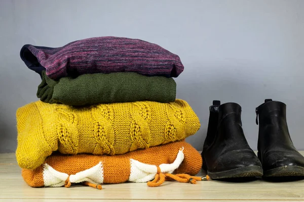 Savaş mağdurlarının bağışlanması, toplanması ve desteklenmesi, insanlara yardım edilmesi ve yardım edilmesi için kullanılmış giysilerle dolu bir kutu.