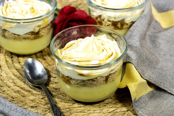 Bardakta puding ya da cheesecake tatlısı. Bisküvi, vanilya kreması ve Chantilly ile basit ve lezzetli.