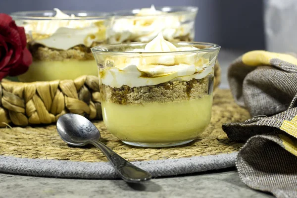 Bardakta puding ya da cheesecake tatlısı. Bisküvi, vanilya kreması ve Chantilly ile basit ve lezzetli.