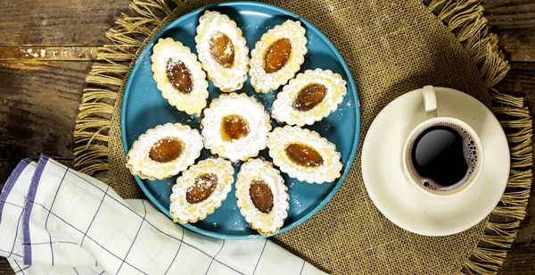 Tradiční Alžírské Sušenky Meruňkovým Džemem Pojmenované Francouzském Sablu Talíři Šálku — Stock fotografie