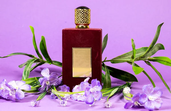 Parfümflasche Mit Blumen Isoliert Auf Lila Hintergrund — Stockfoto