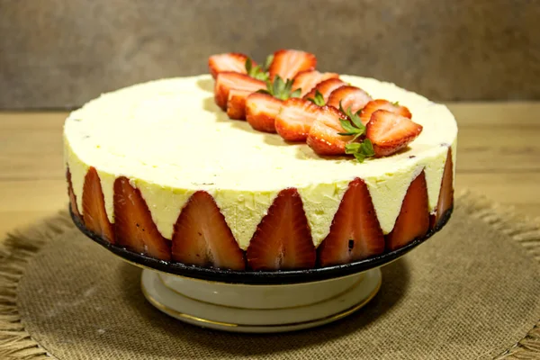 Çilekli ve vanilyalı kek Fransız dilinde Fraisier adında tatlı bir Fransız yemeği.