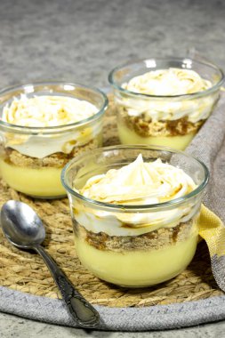 Bardakta puding ya da cheesecake tatlısı. Bisküvi, vanilya kreması ve Chantilly ile basit ve lezzetli.