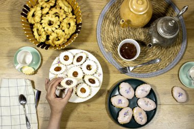 Ramazan Bayramı 'nız kutlu olsun, Doğu Cezayir tatlı kurabiyeleri Fransız sablinde kayısı reçeli ve Kaak of tlemcen Arapça ve diğer kurabiyelerin adı Halwat tabaa veya torno ve el ele tutuşma kurabiyeleri.