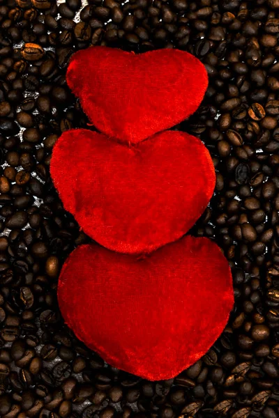 Trzy Serca Powyżej Palonej Ziarna Kawy Miłość Koncepcji Kawy — Zdjęcie stockowe