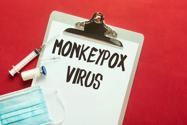 Maymun Çiçeği (bulaşıcı hastalık) tanısı olan pano tıbbi konsept ve şırınga, tıbbi maske ve aşı virüsü 