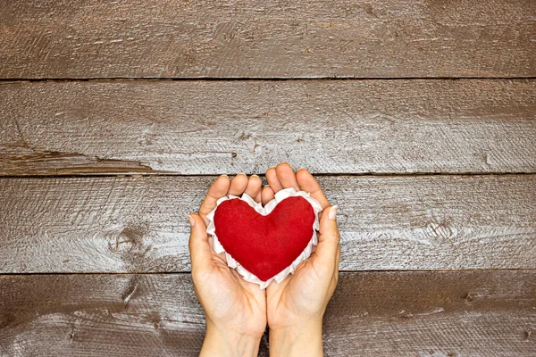 Mãos Segurando Coração Vermelho Cuidados Saúde Amor Doação Órgãos Atenção — Fotografia de Stock