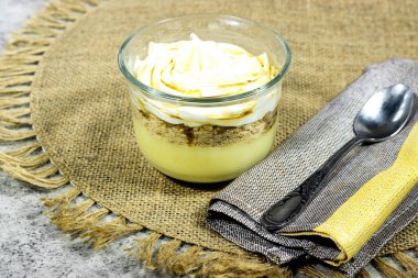 Bardakta puding ya da cheesecake tatlısı. Bisküvi, vanilya kreması ve Chantilly ile basit ve lezzetli.