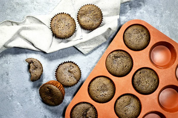 Domácí Čokoládové Muffiny Ubrouskem — Stock fotografie