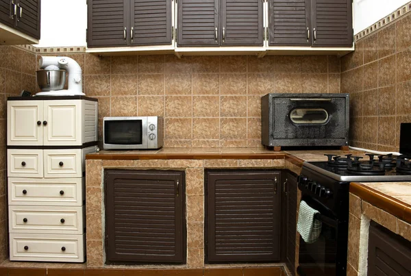 モダンな家具とキッチンのアラビア語インテリア — ストック写真