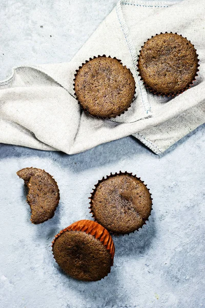 Domácí Čokoládové Muffiny Ubrouskem — Stock fotografie