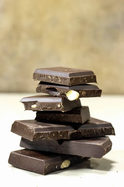Pila Almendras Chocolate Negro Barras Chocolate Bloque Sobre Fondo Mármol —  Fotos de Stock