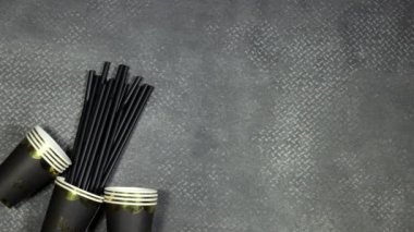 Doğum günü partisi konsepti, kağıt tabak ile kutlama metni ve tek kullanımlık bardak, gri arka planda pipetler