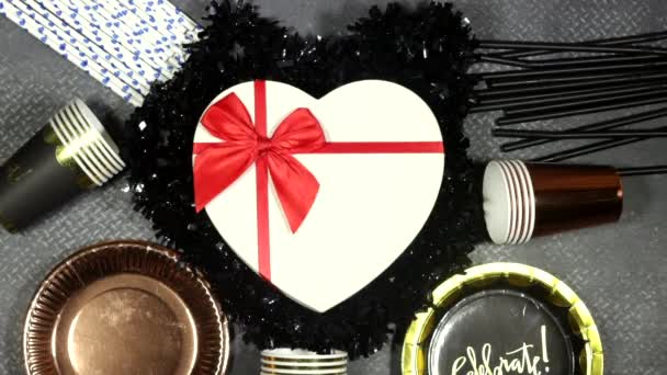 День Рождения Рождественская Вечеринка Концепция Сердце Подарочная Коробка Бумажная Тарелка — стоковое видео